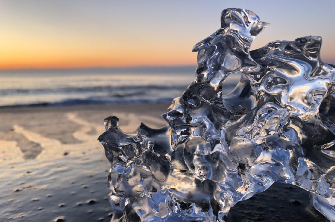 透き通る氷が海辺できらり ジュエリーアイス