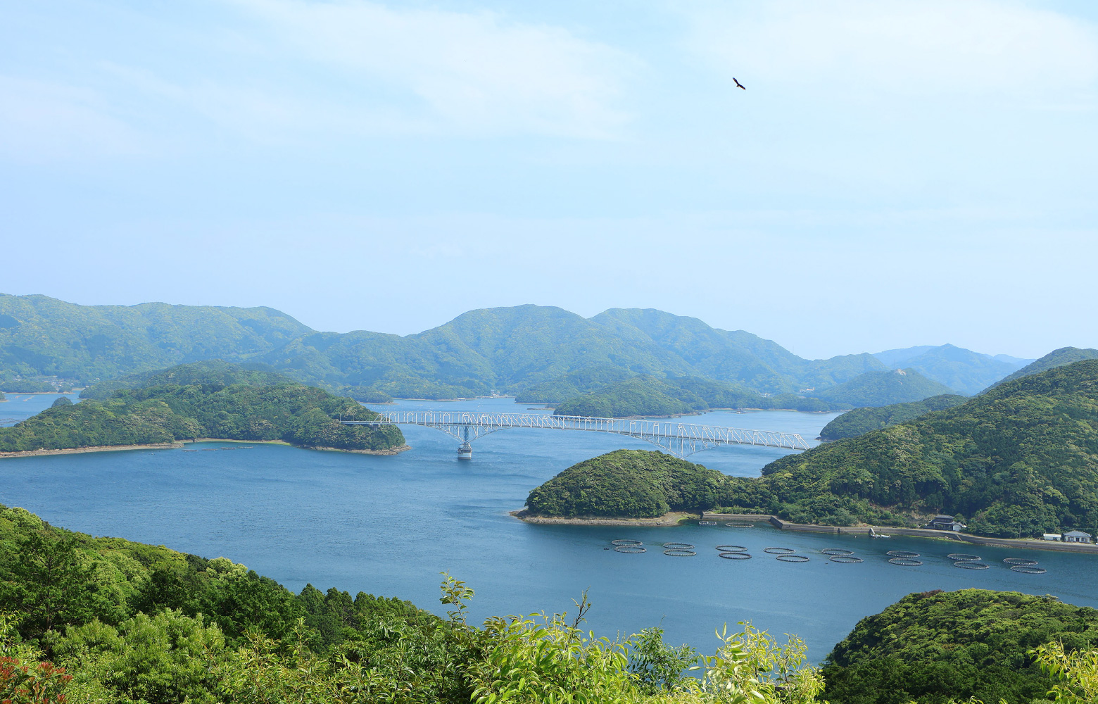桐教会から龍観山、若松大橋まで 多島美の海岸線を絶景ドライブ