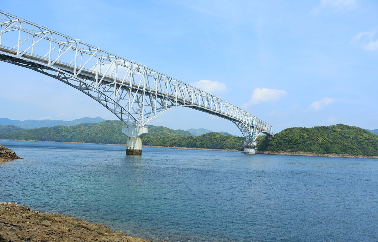 桐教会から龍観山、若松大橋まで 多島美の海岸線を絶景ドライブ