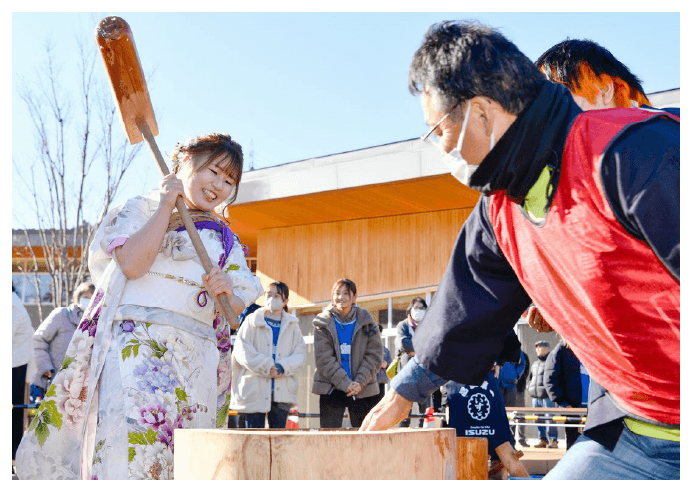 晴れ着の新成人も餅つきに参加約60升の餅が振る舞われる