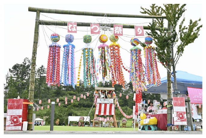 大きな櫓に紅白の提灯盆踊り&仮装踊りで盛り上がる