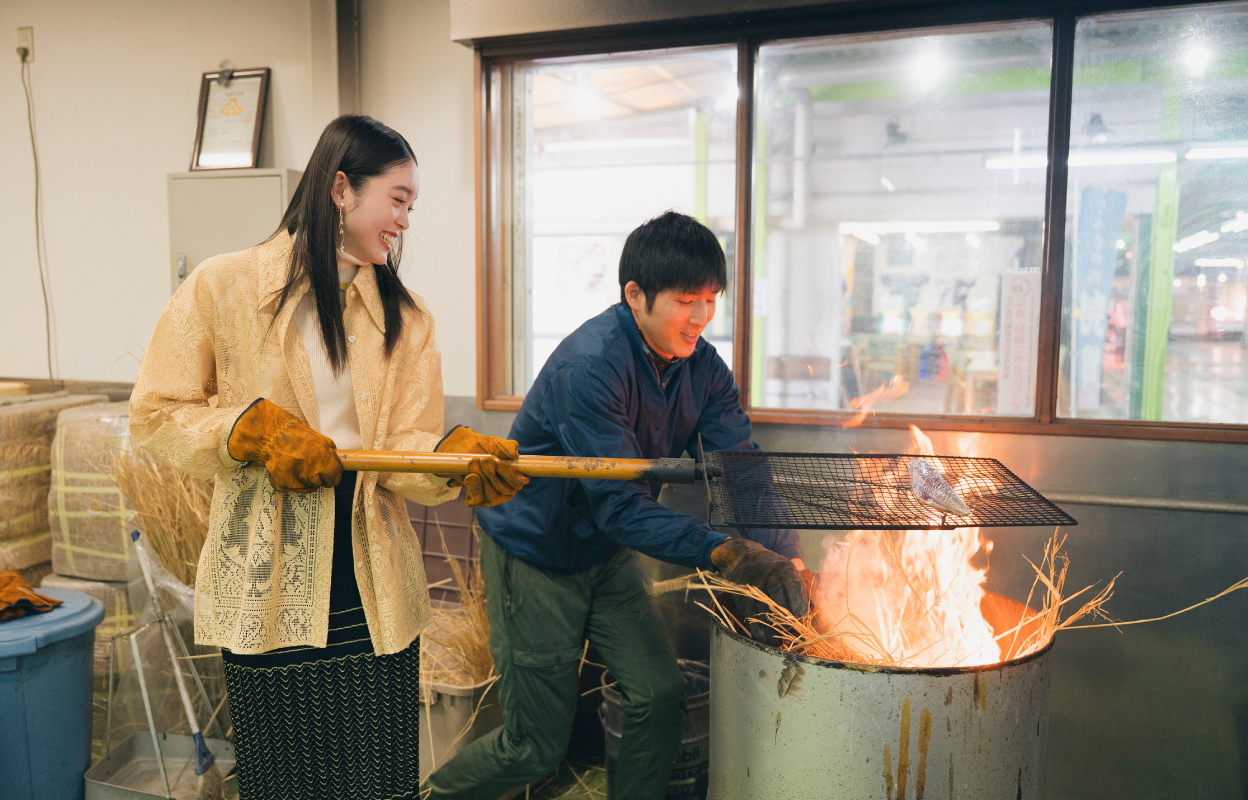 川直でカツオの藁焼き体験