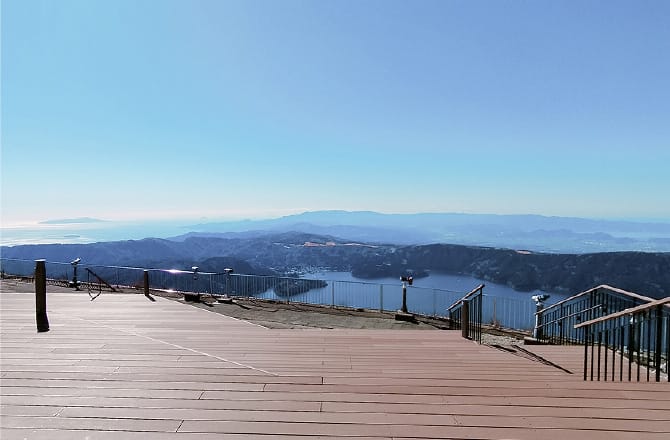 2025年4月に誕生した「芦ノソラ」から芦ノ湖を見下ろす