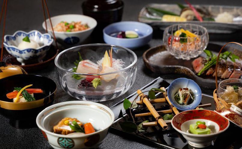 夕食は伊豆の食材を生かした季節替わりの懐石料理