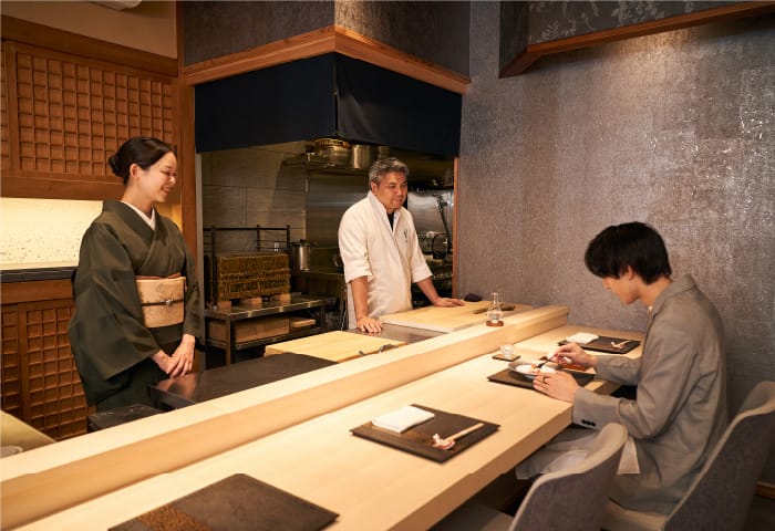 料理や食材の産地のことまで話し上手な大将と女将さん