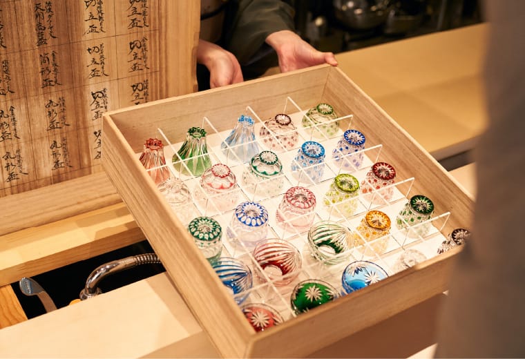 日本酒を頼むと桐箱から貴重な江戸切子の盃を選ぶ趣向が楽しい