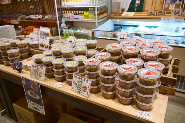 具だくさん、わさび風味などさまざまなタイプの金山寺味噌がずらり
