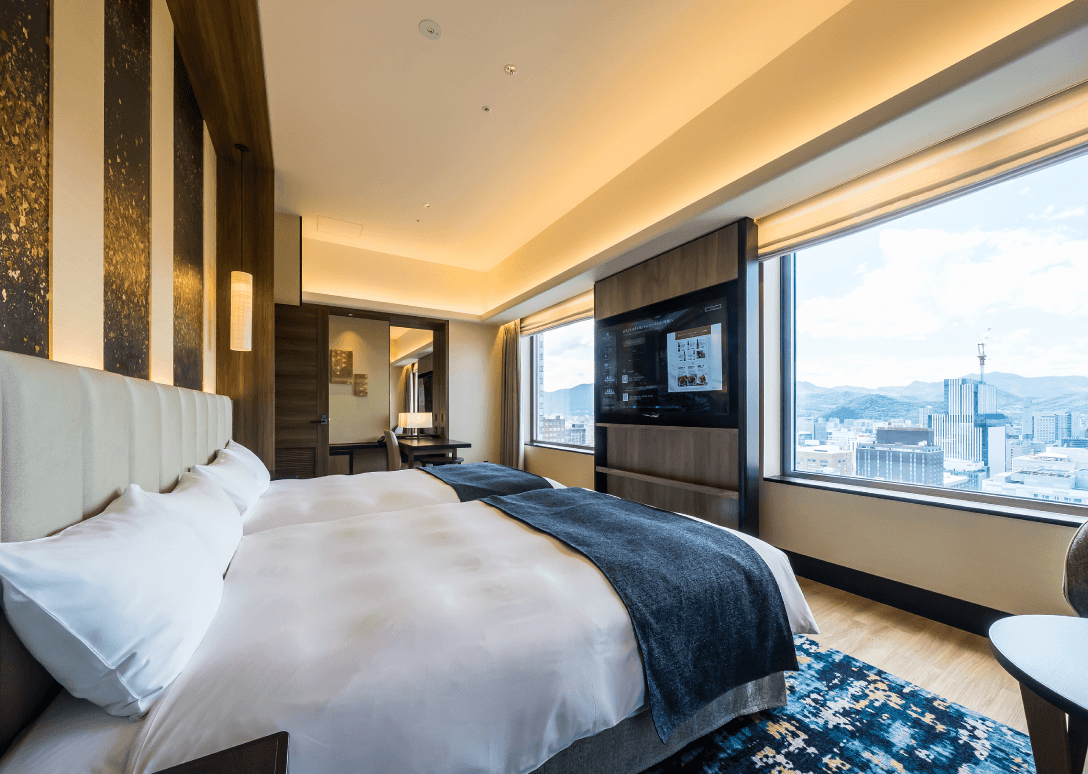 ベッド越しに広がる青空スクリーン