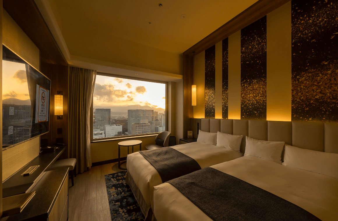 オレンジ色の窓辺