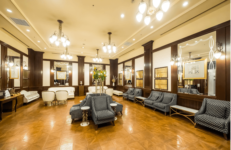 ダンスホールのようなロビーラウンジにはコーヒーなどのドリンクサービスがある