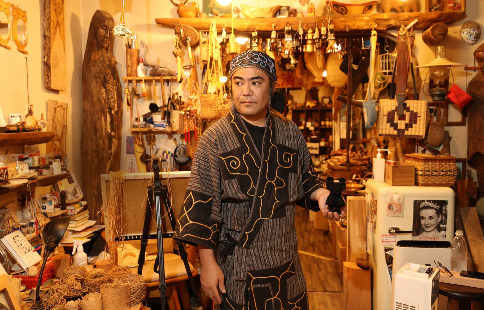 アイヌコタンにある「イチンゲの店」。瀧口さんが制作した木彫作品などがずらりと並びます。