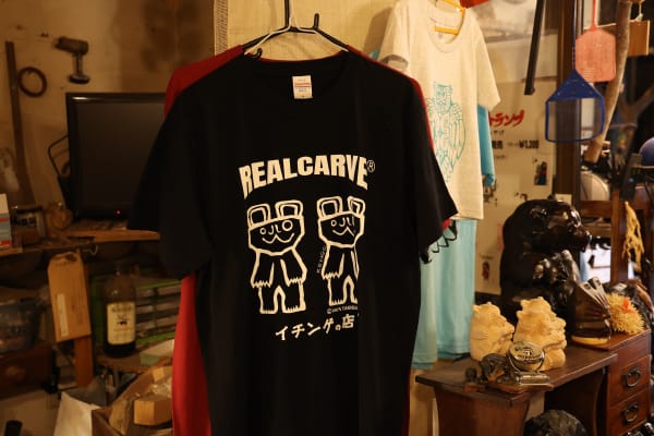 雑貨ショップとのコラボレーションで生まれたTシャツ。プリントの木彫りの熊は瀧口さんによるデザイン。