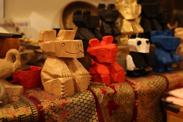 瀧口さんが制作した木彫りの熊。デフォルメされたデザインが特徴的。