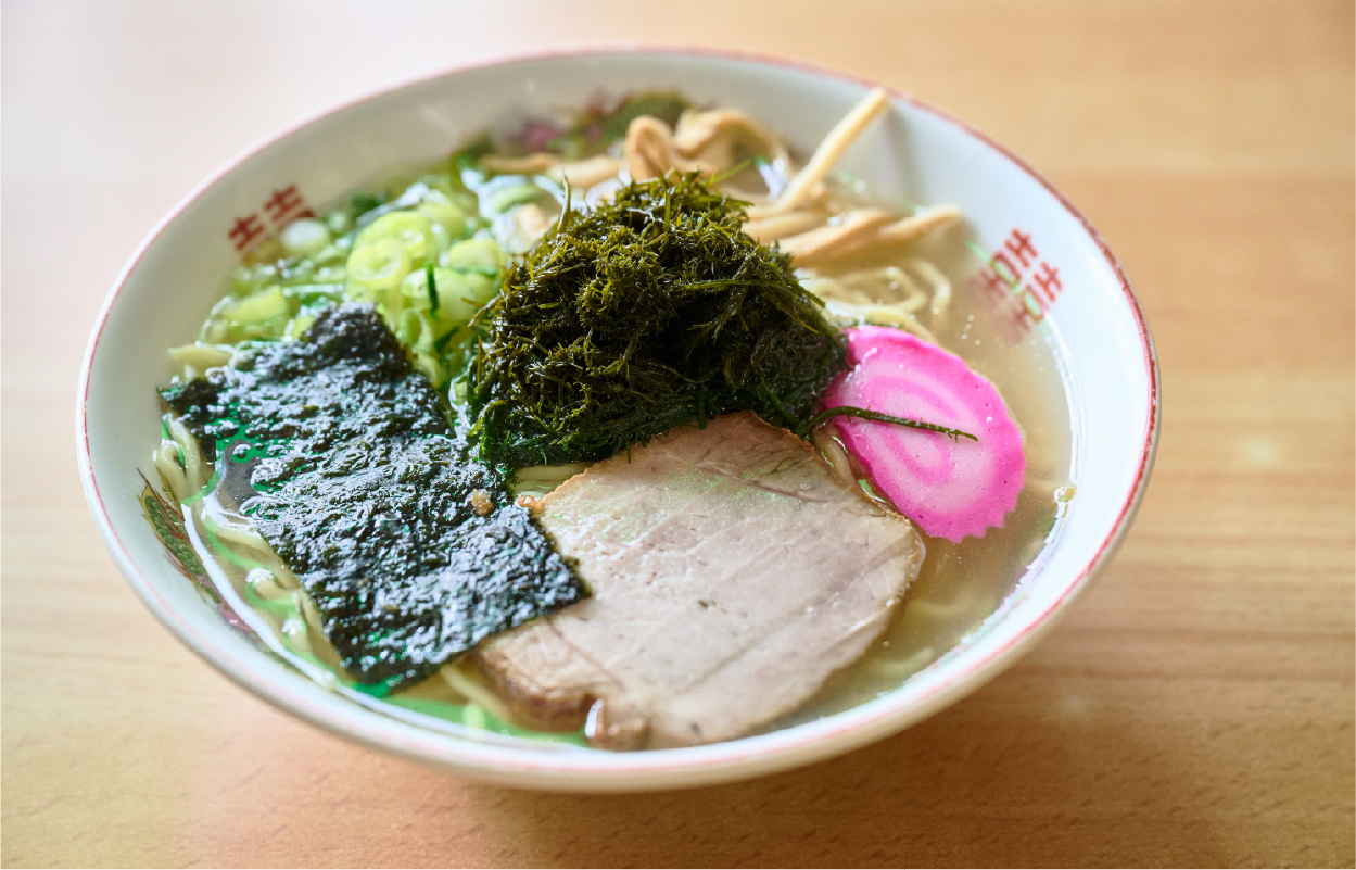 地元に愛される食事の店あずさで
											名物まりもラーメンに舌鼓