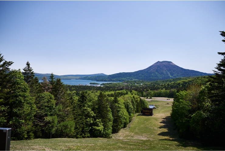 阿寒湖畔展望台からの景観。登りきった先に絶景が待っている