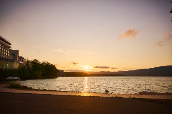 陽光に照らされる湖面はもちろん、夕日が沈む阿寒湖も見どころ