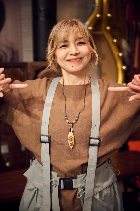 チャームは革紐を通してネックレスに。素敵な旅の思い出が完成