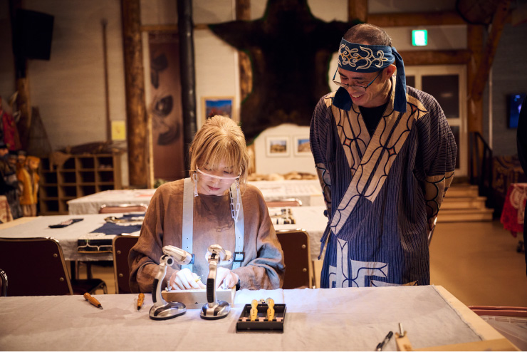 講師を務めるのは、アイヌコタンで民芸品店を営む木彫作家の岡田実さん。丁寧に教えてくれるので工作が苦手な方も安心