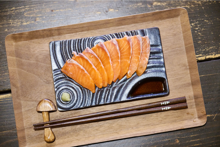 ルイベと呼ばれる、凍らせたまま薄切りにした魚の刺身。元々はアイヌが冬の寒さを利用して作っていた保存食