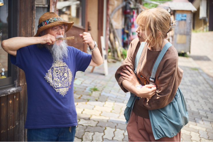 ムックリは、“口琴”と呼ばれる楽器の一つ。コタン内の多くの民芸品店で販売されている
