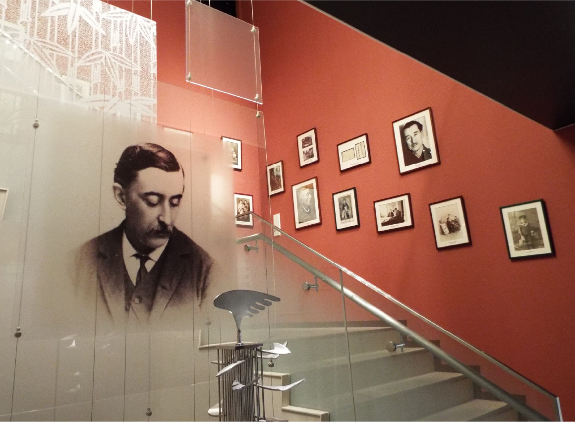 階段には八雲の家族の写真を展示