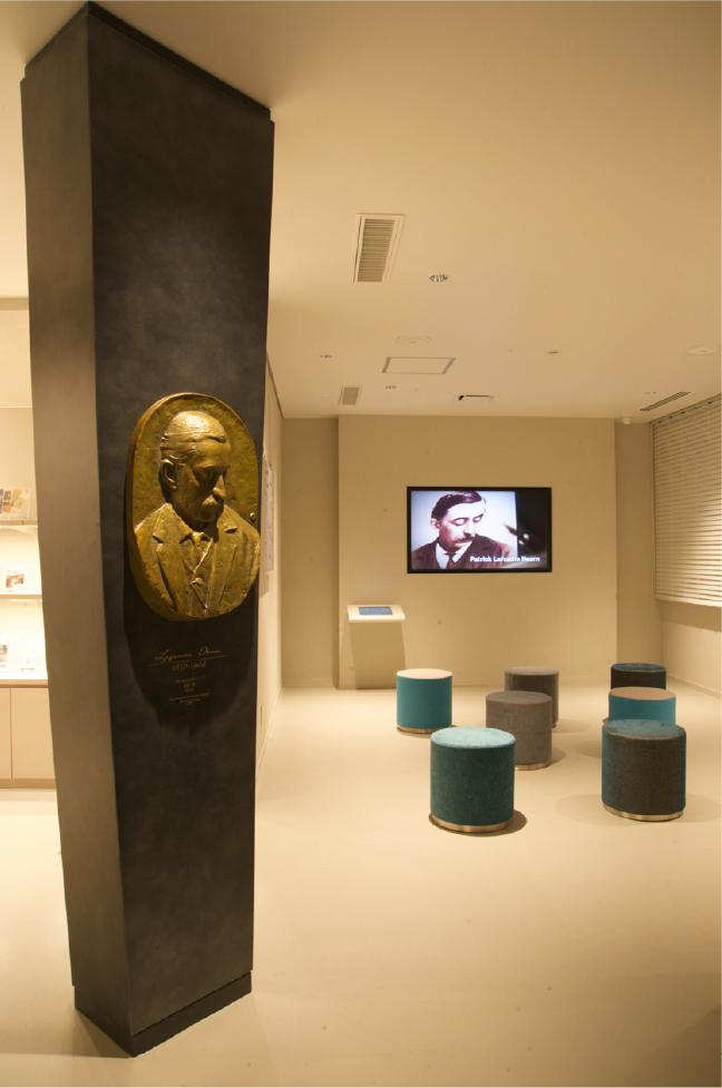 ミュージアムショップや、八雲の生涯をまとめた映像展示のコーナーがあるエントランス