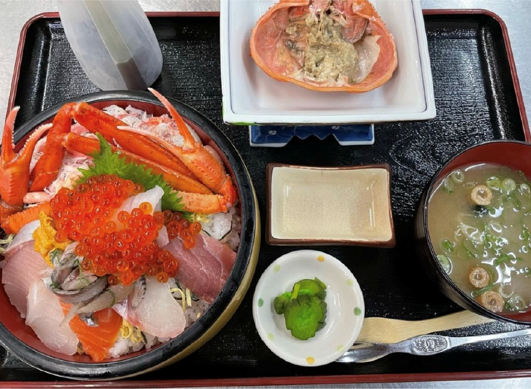 獲れたての魚介類をふんだんに使った贅沢境港丼（3,980円）は一番人気