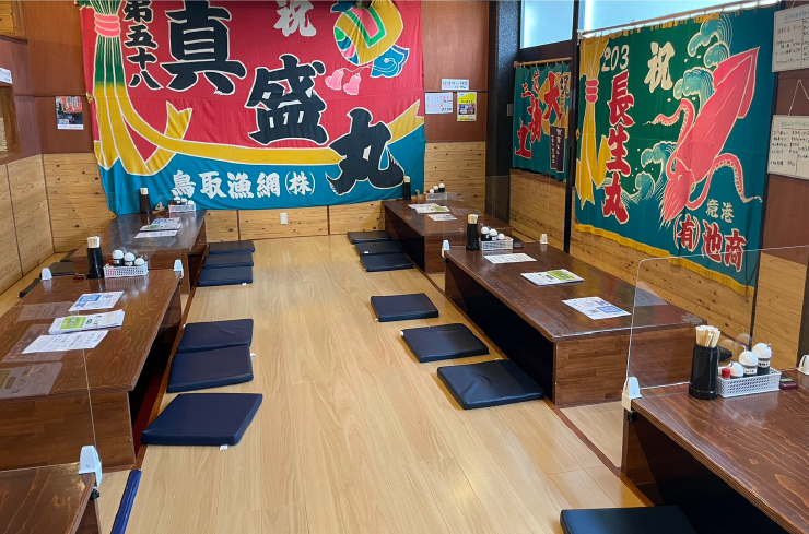 木の温もりあふれた落ち着いた雰囲気の店内