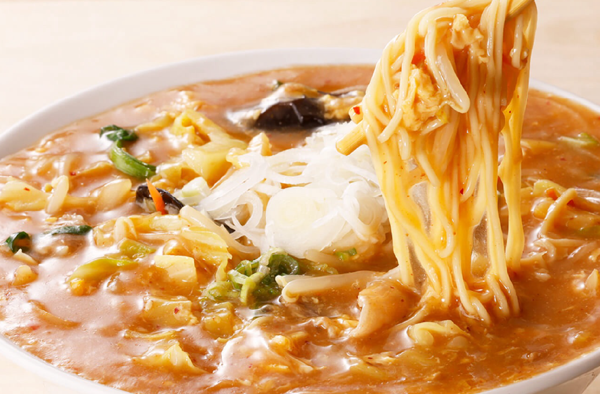 直径25㎝の大丼になみなみと盛られたみそちゃんぽん950円。コクのあるみそ味が決め手