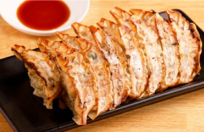 地元産の野菜で作る情熱餃子、6個450円。パンチの効いたニンニク味がたまらない