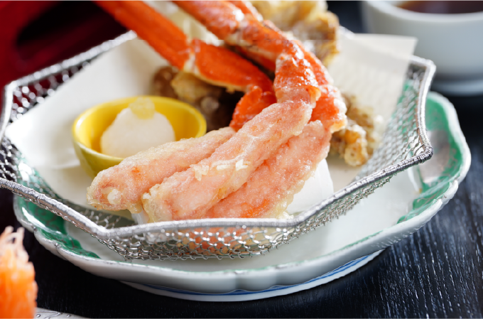 冬の山陰で味わいたいのがズワイガニ。刺身や天ぷらなど、さまざまな料理で楽しもう