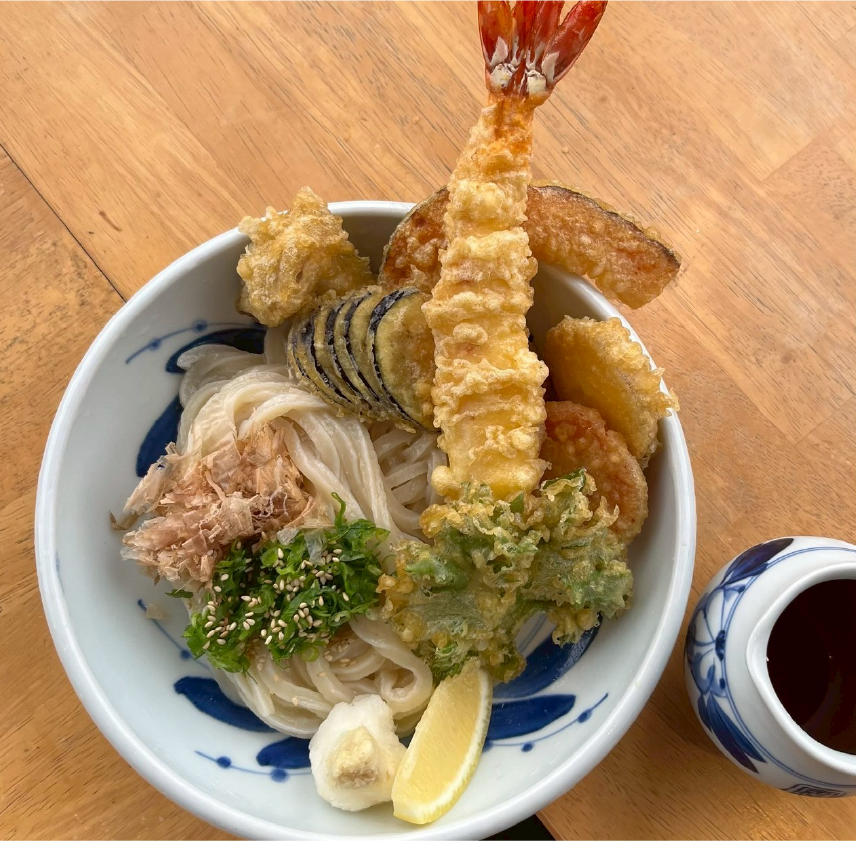 一番人気の天然大海老天のぶっかけうどん1,400円。サクサクの衣とぷりぷりの海老に出汁が絡み絶品