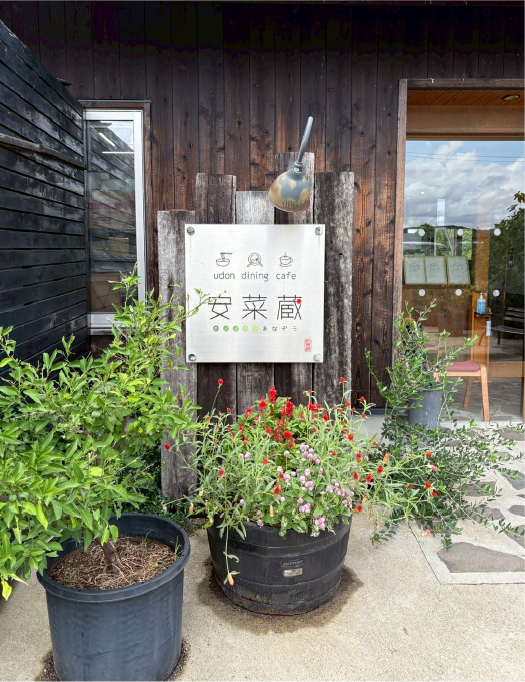 丘の上に佇む店内の窓からは宍道湖を望むこともでき、雄大な景色に心が落ち着く