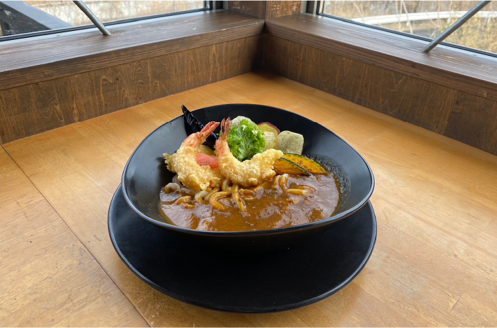 野菜たっぷりカレーうどん1,200円。濃厚なカレーと天ぷらの絡み合いが絶妙
