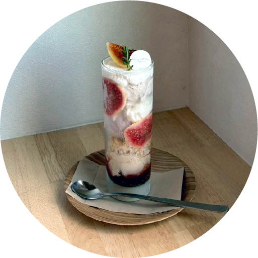 好きなジェラート3種類とフルーツで作るパフェも人気