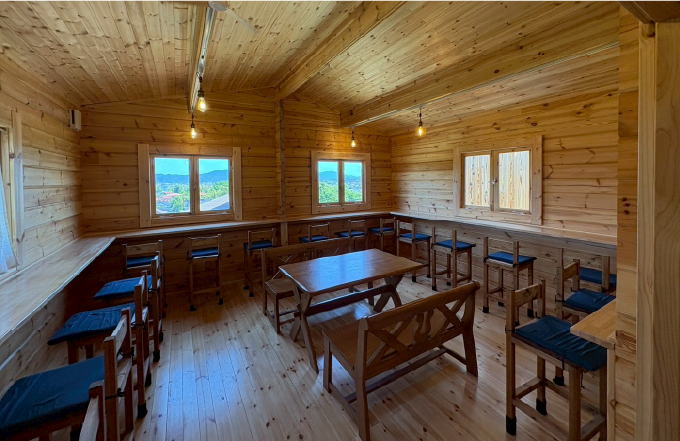 店内には50席を用意。晴れた日はテラス席でお茶をするのもおすすめ