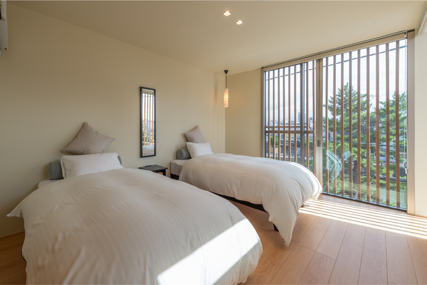 3階の2つの洋室にシングルベッドが4台あり、最大で6名まで宿泊可能