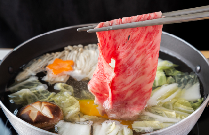 夕食では「すき焼き須佐コース」「しゃぶしゃぶ神魂コース」などが選べ、どちらも島根県隠岐の島産、幻の隠岐牛を味わうことができる