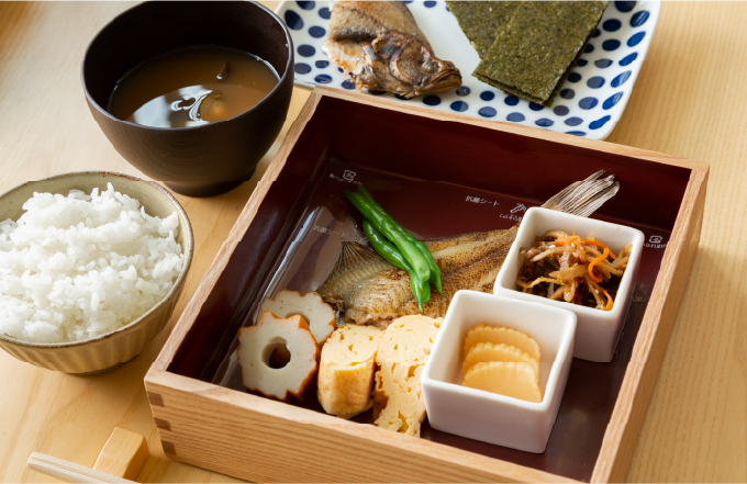 山陰沖で水揚げされた鮮魚の干物、だし巻き卵など、朝ごはんも山陰の名産品がずらり