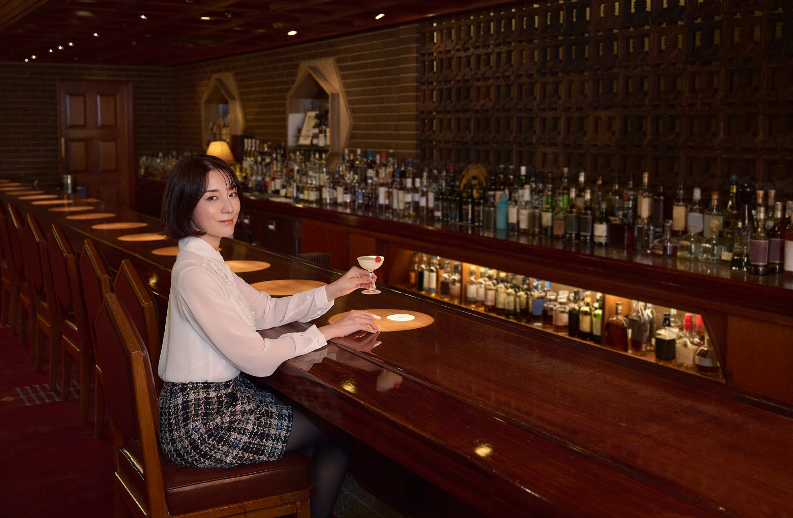 バーカウンターの壁にかかるテラコッタはライト館で使われていたもの