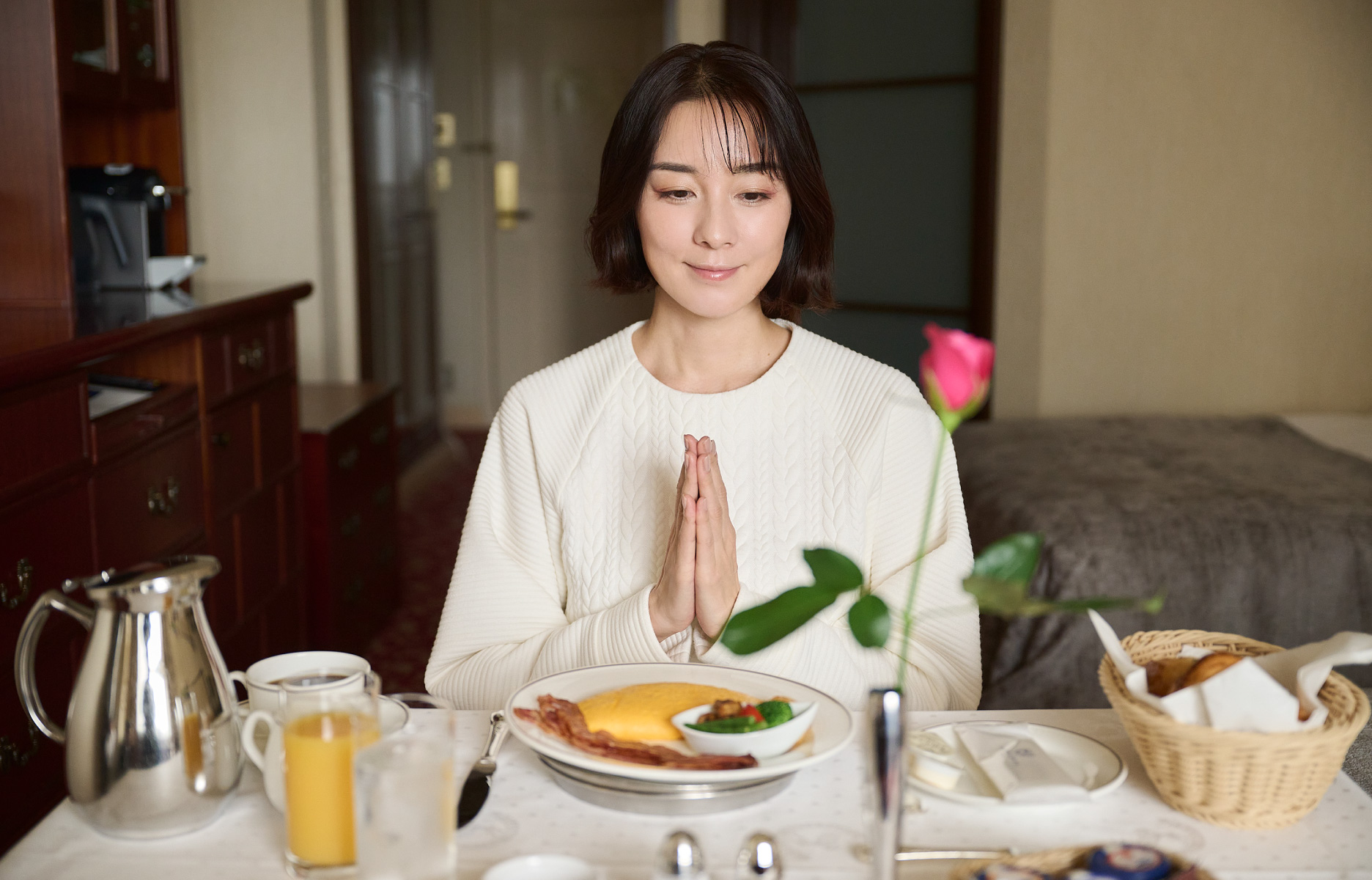 帝国ホテルのおもてなしの心を象徴するバラは朝食にも添えられている