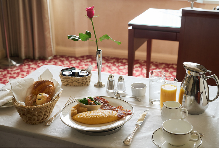 卵料理やジュースなどが選べる「アメリカンブレックファスト」（6,000円　税・サービス料込み）