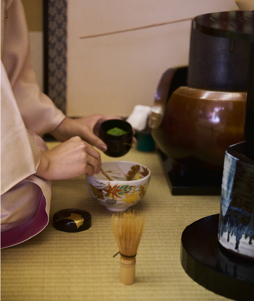 季節に合った抹茶碗を使っているそう。撮影は10月末だったので銀杏と紅葉