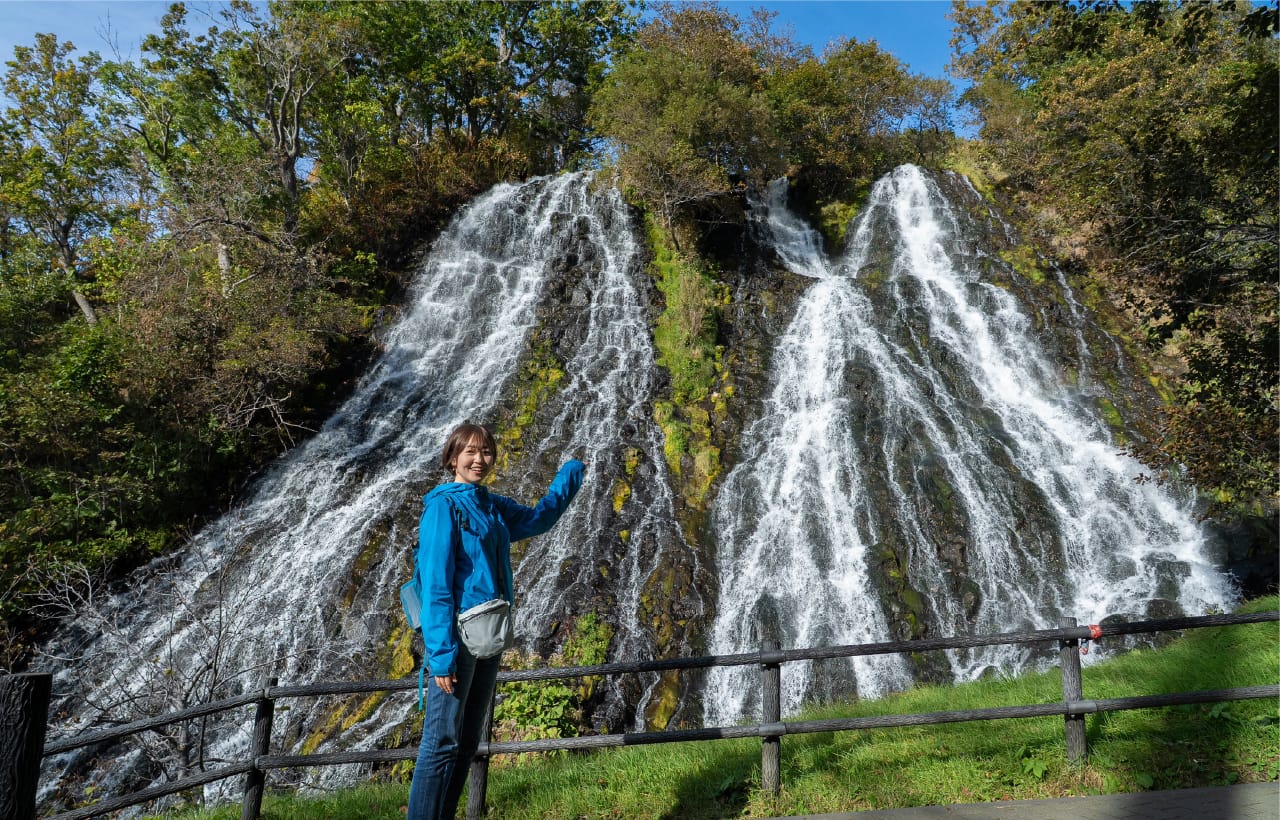 知床の入り口オシンコシンの滝へ