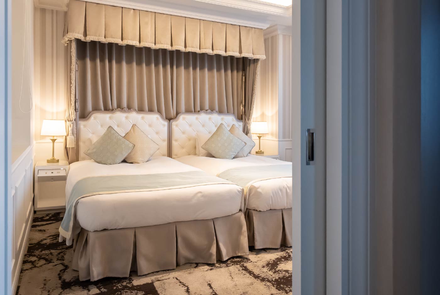 白を基調にした邸宅風スイートでワンランク上のくつろぎを