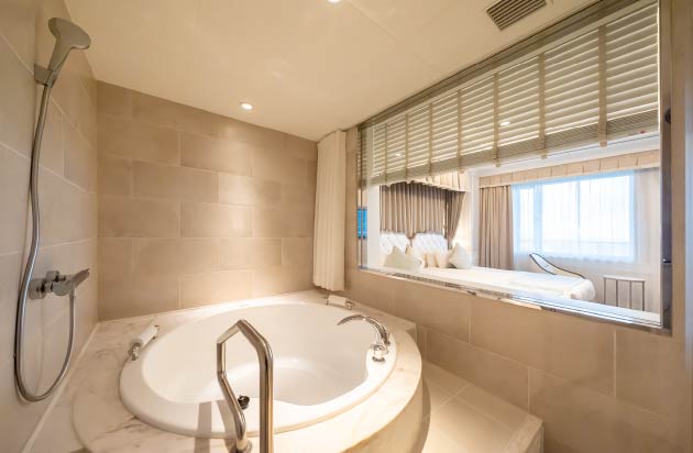 ベッドルーム横のバスルーム