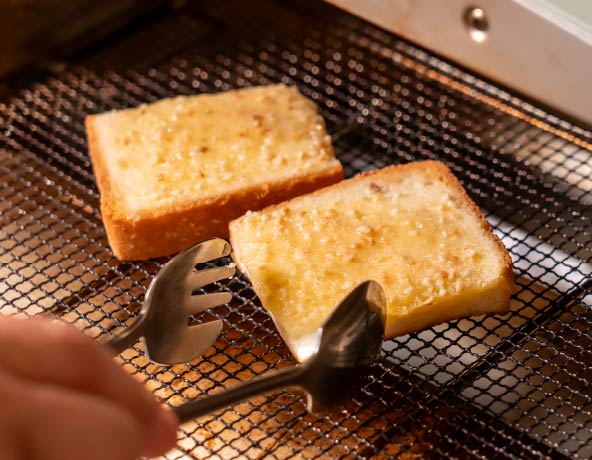 地元の喫茶店では定番のアーモンドトースト