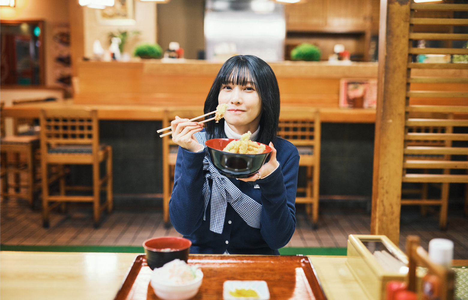 小上がりの座敷席のほか、テーブル席とカウンター席がある。「おいしくて、ひと口が大きくなっちゃう」と、食べっぷりの良い佐野さん