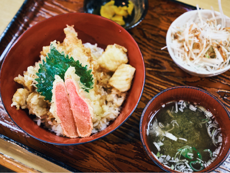 「鹿部たらこ天丼」1,430円。サラダ、味噌汁、香の物付き