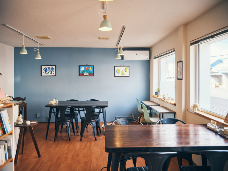 壁のブルーは鹿部町の海の色をイメージしてセレクト